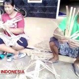 Craftsmanship and Sustainability: Ngatinah's Bamboo Basket Artistry