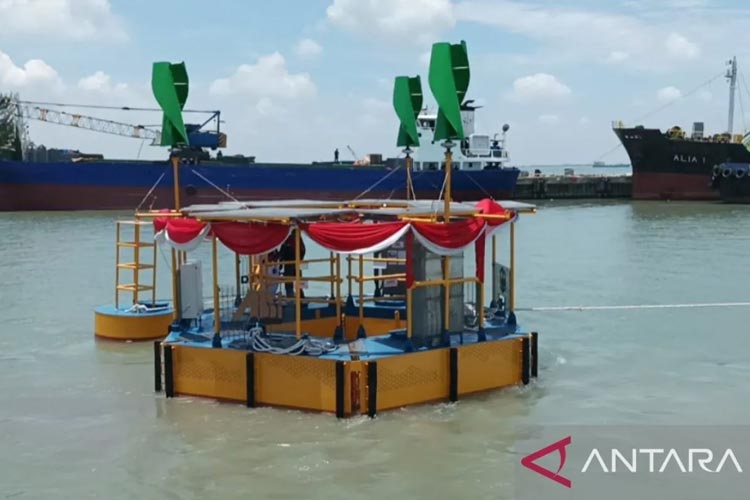 Prototipe Wahana Apung Multiguna Navigasi di perairan dekat galangan kapal PT Adiluhung Saranasegara Indonesia, Kabupaten Bangkalan, Jawa Timur, Senin (26/2/2024). (ANTARA/Hanif Nashrullah)