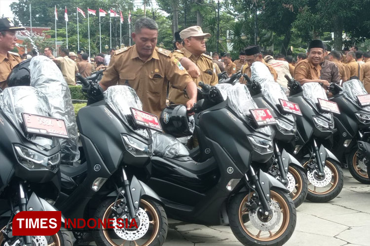 Ratusan kepala desa di Kabupaten Majalengka menerima kendaraan motor dinas. (FOTO: Hendri Firmansyah/TIMES Indonesia)