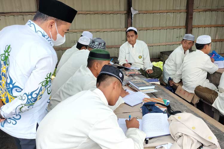 Kepala Bidang Pendidikan Agama dan Pendidikan Keagamaan Islam Kemenag Kalimantan Tengah, H. Elly Saputra (berpeci hitam) sedang melihat aktifitas belajar santri Pondok Pesantren Manba'u Darissalam, Palangka Raya. (FOTO: Kemeng Kalteng)