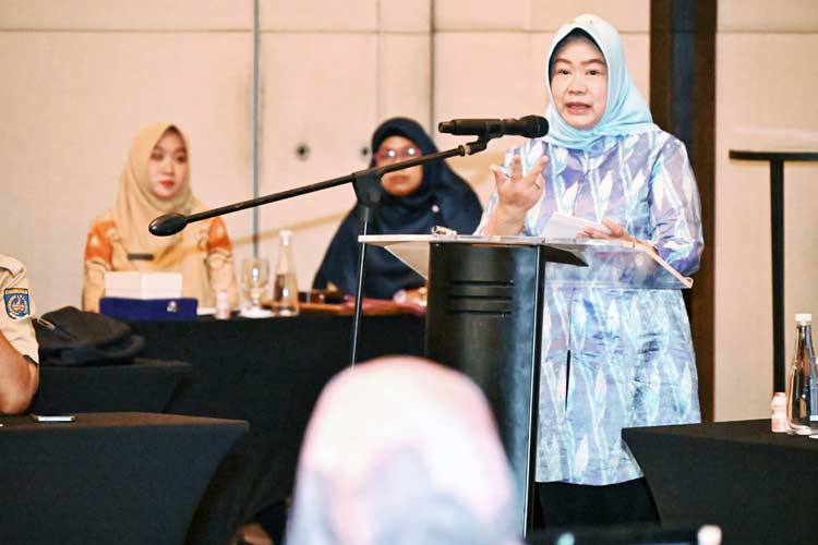 Siti Fauziah, Plt Sekretaris Jenderal MPR saat mengisi acara Forum Konsultasi Publik (FKP) dengan Musyawarah Guru Mata Pelajaran Pendidikan Pancasila dan Kewarganegaraan SMP Kota Depok. (foto: dok MPR RI)