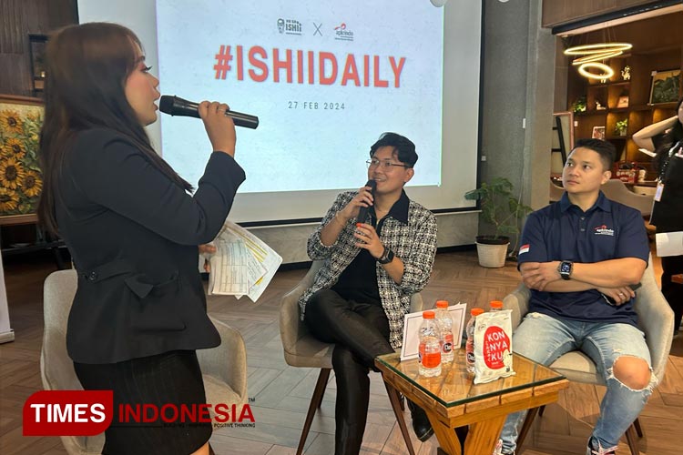 Charlie Shirataki, Influencer Expert Porang sekaligus Chief Markerting Officer Brand Mr Ishii (tengah) bersama Ketua Apkrindo Jatim (kiri) saat acara Ishii Daily di Surabaya, Selasa (27/2/2024).(Foto : Lely Yuana/TIMES Indonesia)