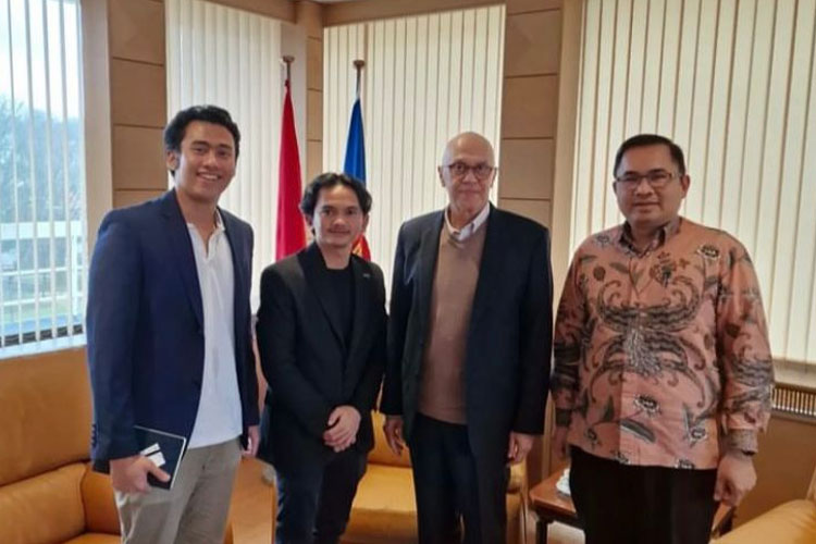 Angggota PPID Kawasan Amerika-Eropa bersama Duta Besar Indnesia untuk Belgia, Andri Hadi. (FOTO: PPI Dunia)