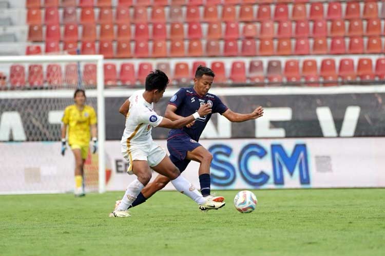 Pemain Arema FC, Dendi Santoso saat berebut bola dari pemain Persija Jakarta. (Foto: Dok. Arema FC/TIMES Indonesia)