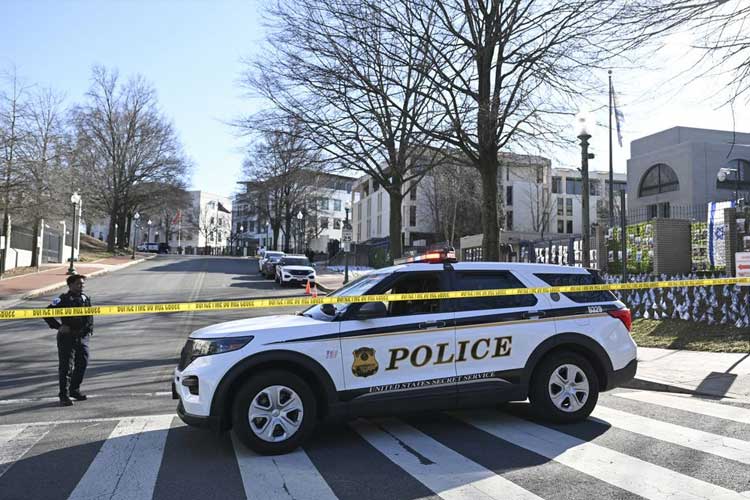 Petugas polisi memblokir jalan di depan Kedutaan Besar Israel di Washington pada hari Minggu. (FOTO: Mirror)