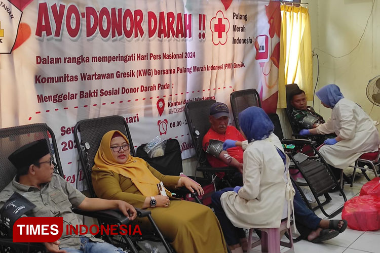 Wabup Gresik Aminatun Habibah dan Ketua KWG Miftahul Arif saat donor darah di Balai KWG (Foto: Akmal/TIMES Indonesia).