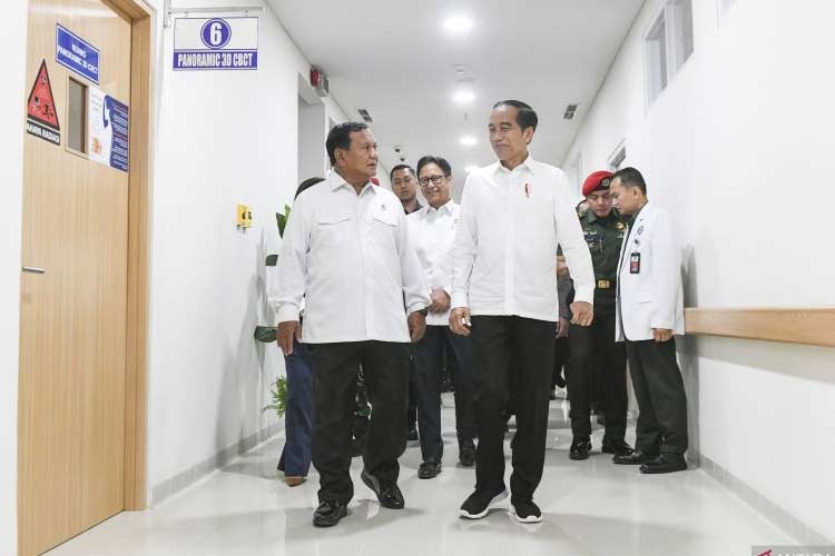 Presiden Joko Widodo (kanan) didampingi Menteri Pertahanan Prabowo Subianto (kiri) meninjau fasilitas rumah sakit saat peresmian Rumah Sakit Pusat Pertahanan Negara (RSPPN) Panglima Besar Soedirman di Jakarta, Senin (19/2/2024). (Foto: ANTARA)