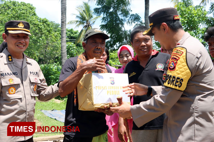 Kapolres Lombok Utara AKBP Didik Putra Kuncoro bersama rombongan mengunjungi korban bencana alam di Lombok Utara dan melaksanakan psikologi healing. (FOTO: Humas Polres for TIMES Indonesia)