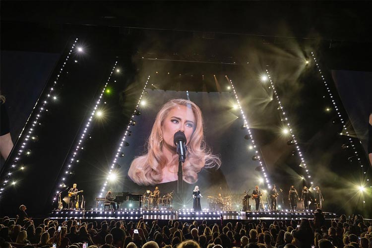 Penyanyi pop asal Inggris Adele memutuskan membatalkan 10 konser di Las Vegas, Nevada Amerika Serikat karena masalah kesehatan. (foto: svg)