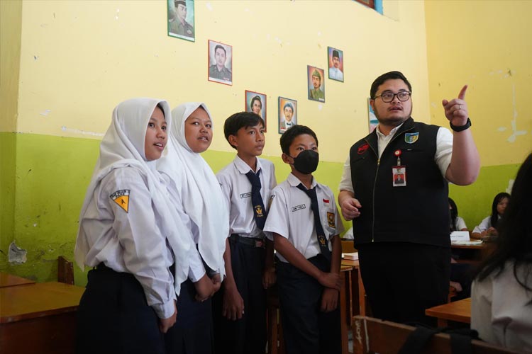 Bupati Kediri saat kunjungi sekolah SMP (Foto/Diskominfo Kabupaten Kediri)
