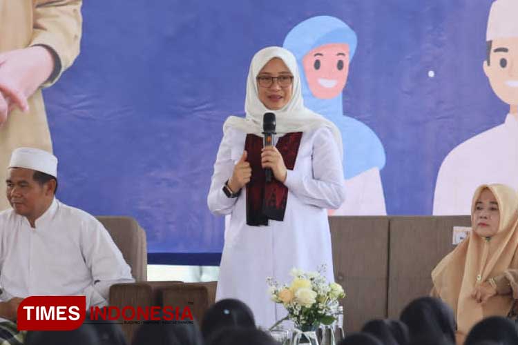 Bupati Banyuwangi, Ipuk Fiestiandani, saat berkunjung ke Pesantren Amanatullah, Desa Wringinagung, Kecamatan Gambiran. (Foto: Laila Yasmin/TIMES Indonesia)