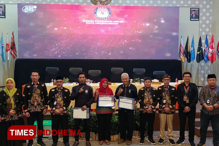 KPU Kota Probolinggo serahkan berkas hasil rekapitulasi Pilpres tingkat kota pada para saksi. (FOTO: Rizky Putra Dinasti/TIMES Indonesia)