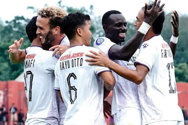 Para pemain Persik Kediri saat merayakan kemenangan (Foto : dok Instagram Persik)