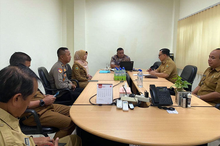 Tim Pengendali Inflasi Pemkab Bondowoso saat sharing dengan rumah potong hewan unggas (FOTO: Dokumen Diskoprindag)