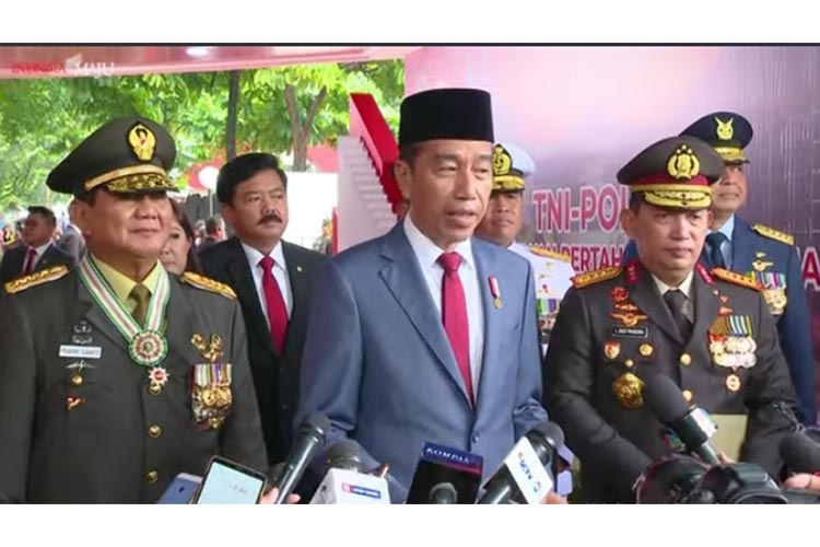 Presiden Jokowi saat diwawancarai oleh media setelah memberikan pangkat istimewa Jenderal TNI (HOR) ke Prabowo Subianto. (Foto: tangkap layar)
