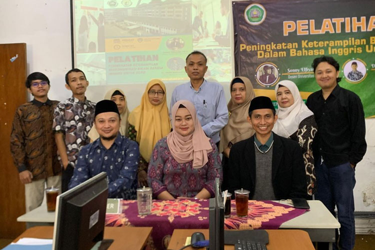 Bersama guru-guru SMK Shalahuddin Malang dalam kegiatan Pelatihan Peningkatan Keterampilan Berkomunikasi dalam Bahasa Inggris. (FOTO: AJP TIMES Indonesia)