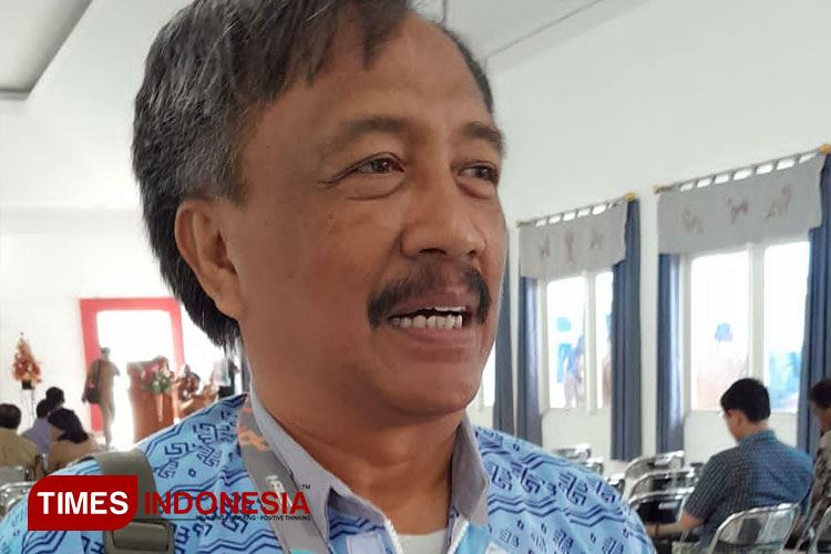 Manager Humas PT Muria Sumba Manis Yulius Palilu mewakili perusahaan saat menerima penghargaan wajib pajak terbaik dari BPAD NTT, Rabu (28/2/2024). (FOTO: Habibudin/TIMES Indonesia)