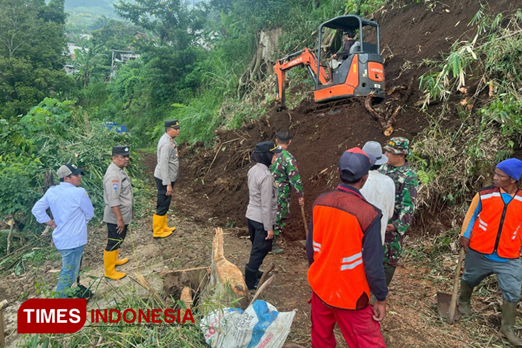 material-tanah-longsor-27fb5fad6249374ba.jpg