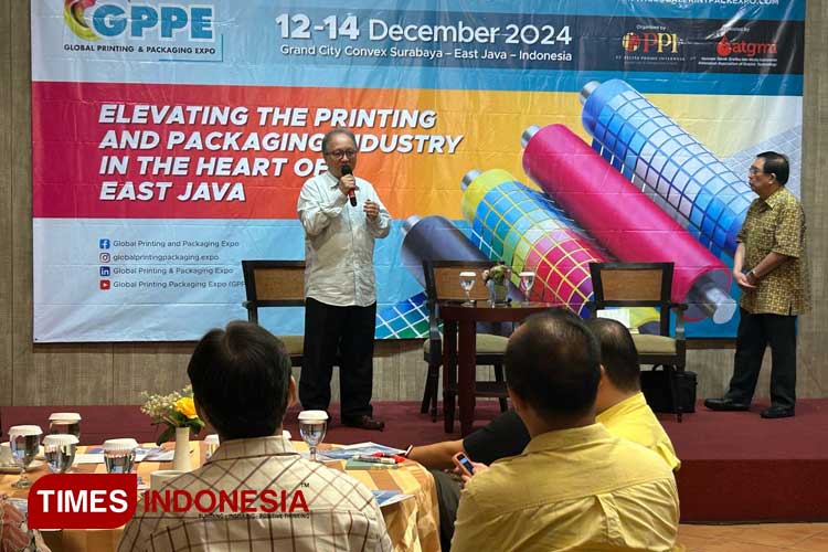Herman Pratomo, pendiri Asosiasi Teknik Grafika dan Media Indonesia (ATGMI) saat sosialisasi pameran GPPE dengan pelaku industri percetakan di Surabaya, Rabu (28/2/2024). (Foto: Lely Yuana/TIMES Indonesia)