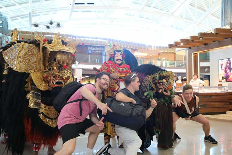 Ornamen dan tarian khas Bali jadi daya tarik para wisatawan yang mendarat di Bali pada hari Raya Galungan dan Kuningan. (Foto: Humas Bandara I Gusti Ngurah Rai for TIMES Indonesia)