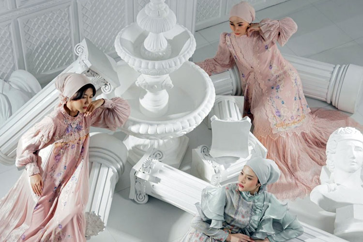 Koleksi busana terbaru karya desainer Gita Orlin mengusung nuansa Kerajaan Inggris dengan warna-warna pastel dan dusty.(Foto: Dok. Gita Orlin For TIMES Indonesia)
