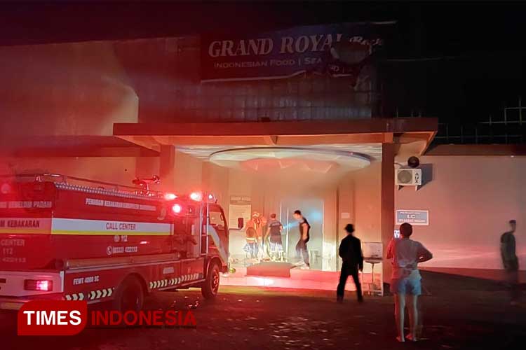 Foto. Mobil pemadam kebakaran saat berusaha menjinakkan si jago merah di Gedung Karaoke Restoran Grand Royal Banyuwangi. (Foto: Fazar Dimas/TIMES Indonesia)