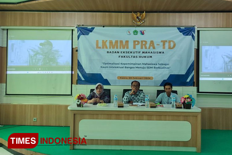 Wakil Dekan I Fakultas Hukum Unisla ketika memberikan sambutan dalam acara LKKMTD di Ruang Auditorium Gedung A Unisla. Kamis, (29/2/2024). (FOTO: AJP TIMES Indonesia)