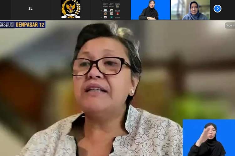 Wakil Ketua MPR RI, Lestari Moerdijat saat membuka diskusi daring bertema Antisipasi Fenomena Angin Puting Beliung Akibat Perubahan Iklim, yang digelar Forum Diskusi Denpasar 12, Rabu (28/2/2024).