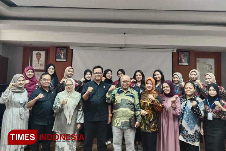 Mahasiswa UNMA bersama P3DW Kabupaten Majalengka. (FOTO: Jaja Sumarja/TIMES Indonesia)