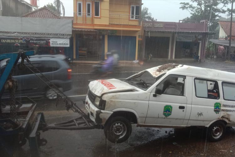 Ambulans Masuk Jurang di Majalengka, Sopir Sempat Tak Sadarkan Diri
