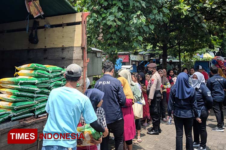Operasi pasar beras murah di Pasar Parang, Magetan. (Foto: Aditya Candra/TIMES Indonesia)