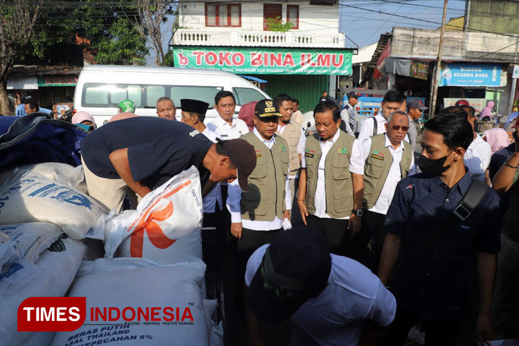 Sugiat PJ Bupati Jombang saat operasi pasar beras murah di Pasar Cukir, Kecamatan Diwek, Jombang, Rabu (21/2/2024) lalu. (FOTO: Rohmadi/TIMES Indonesia)