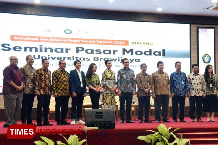 Pimpinan dari perwakilan OJK, UB, BEI, BRI dan lainya saat berfoto bersama dalam acara seminar pasar modal di Gedung Samantha Krida, Kamis (29/2/2024). (Foto: Achmad Fikyansyah/TIMES Indonesia)