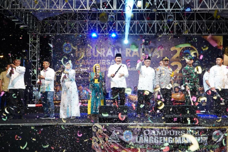 Suasana pergantian Tahun baru di Jalan Lamongrejo, Timur Alun-Alun Lamongan, Selasa (31/12/2023). FOTO (Humas Pemkab Lamongan for TIMES INDONESIA)