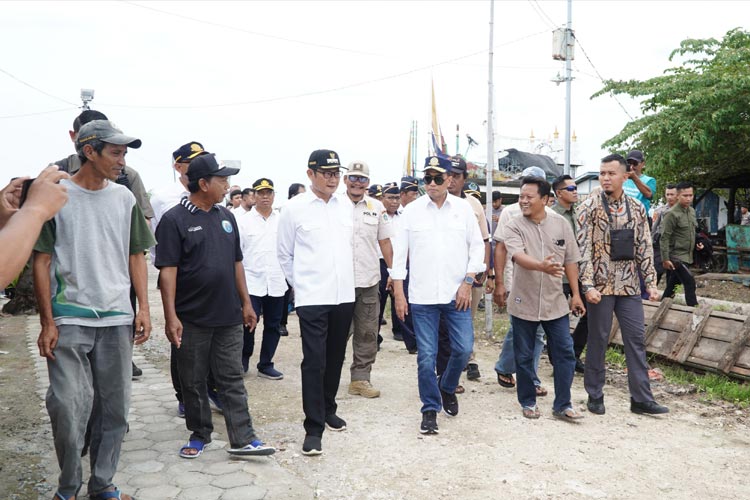 Menteri Perhubungan, Budi Karya Sumadi, beserta Bupati Lamongan Yuhronur Efendi, tinjau dermaga Brondong, Minggu (21/1/2024). FOTO (Humas Pemkab Lamongan for TIMESINDONESIA)