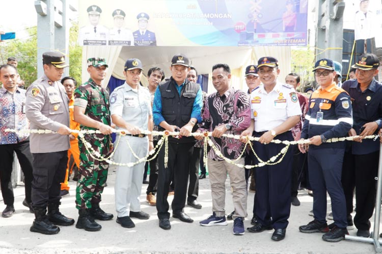 Bupati Lamongan meresmikan Pos Penjagaan dan Palang Pintu Perlintasan Jalur Kereta Api, Kamis (11/01/2024). FOTO (Humas Pemkab Lamongan for TIMESINDONESIA)