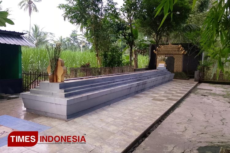 Makam Syekh Sayyid Ja'far Ma'ruf Al-Maghrobi di Desa Urek-Urek, Kecamatan Gondanglegi, Kabupaten Malang. Panjang makam lebih dari 10 meter. (foto: khasanul Imal/TIMES Indonesia)