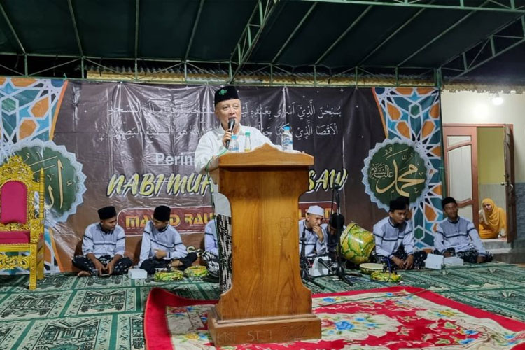 Wakil Rektor 2 Unisma Malang, Noor Shodiq Askandar, S.E., M.M. saat mengisi pengajian dalam rangka Peringatan Isra' Mi'raj Nabi Muhammad SAW di Dusun Cokel. (FOTO: AJP TIMES Indonesia)