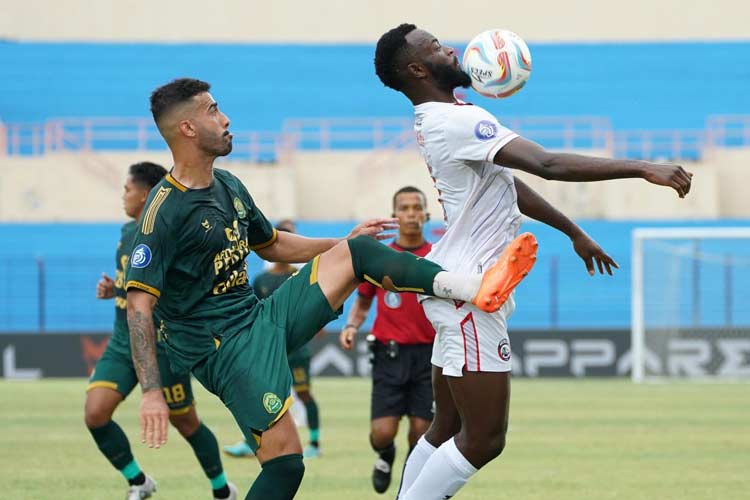 Pemain Arema FC saat berhasil merebut bola dari pemain Persikabo 1973. (Foto: Dok. Arema FC/TIMES Indonesia)