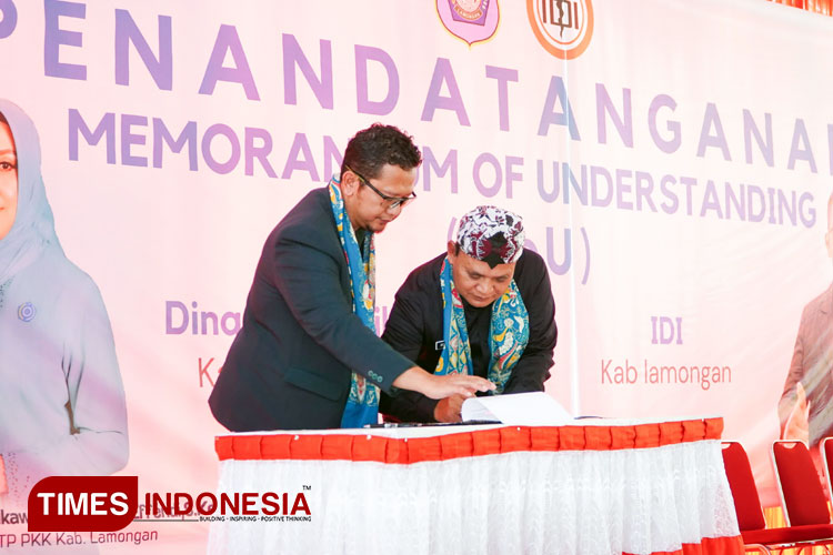 Bupati Lamongan Yuhronur Efendi, menandatangani Memorandum of Understanding (MOU) dengan berbagai stakeholder di SMPN 1 Lamongan pada Kamis (4/1/2023). (FOTO Humas Pemkab Lamongan for TIMES INDONESIA)