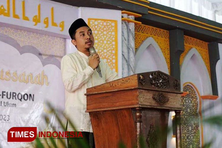 Pengasuh Asrama Al-Furqon Pondok Pesantren Darul Ulum Rejoso, Peterongan Jombang Gus Azmi Saat Memberikan Arahan ke Para Santri. (FOTO: Rohmadi/TIMES Indonesia)