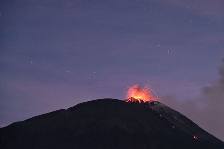Semburan magma di Gunung Ile Lewotolok di Kabupaten Lembata, NTT. (foto: ANTARA/HO-Pos Pemantau Gunung Ile Lewotolok)