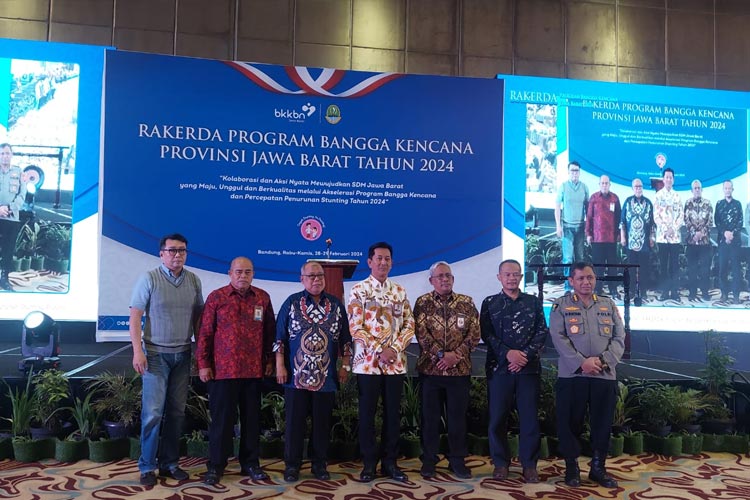 Plh Asisten Pemerintahan dan Kesejahteraan Rakyat Setda Provinsi Jabar Dodo Suhendar beserta tokoh yang hadir berfoto bersama (Dok. Foto Humas Jabar)