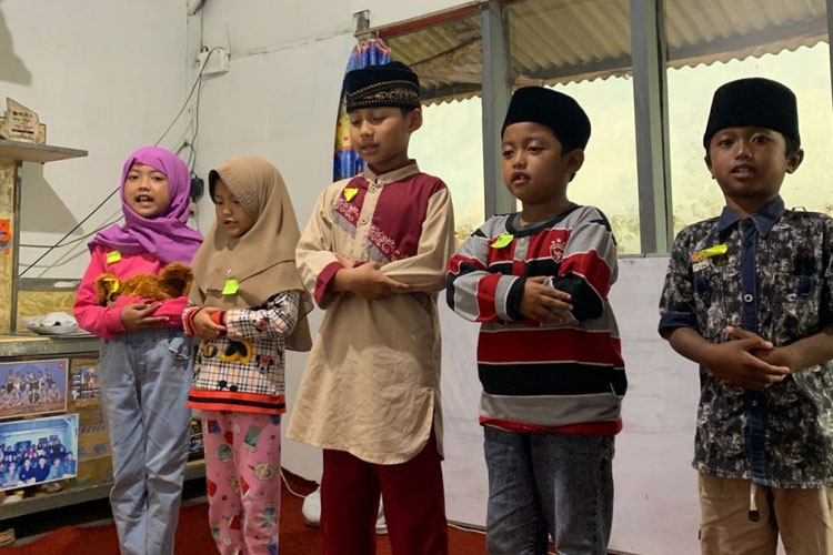 Praktik sholat anak-anak TPQ Sabiilul Khoir bersama mahasiswa KSM Ekuivalensi Unisma Malang. (FOTO: AJP TIMES Indonesia)