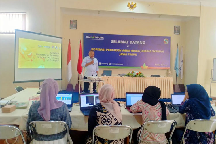 Pelatihan jurnalistik bagi staff marketing binis yang membidangi media marketing di Aula KAN Jabung, Jumat (1/3/2024). (FOTO: AJP TIMES Indonesia)