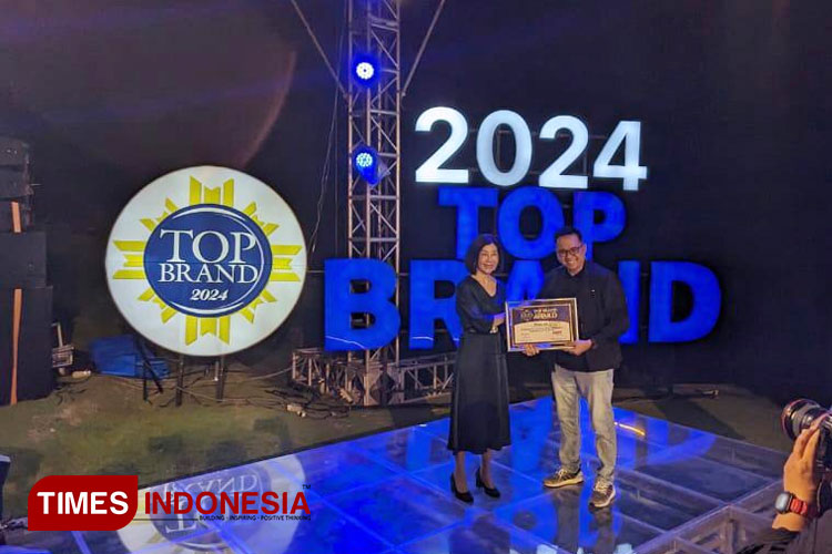 Management PT Superior Prima Sukses (SPS) saat menerima penghargaan Top Brand 2024 untuk Bata Ringan Blesscon. (FOTO: PT SPS for TIMES Indonesia)