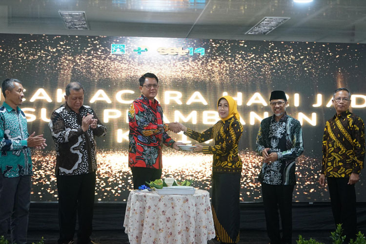 Wakil Bupati Sleman Danang Maharsa memberikan potongan nasi tumpeng kepada Direktur RSUD Prambanan, Wisnu Murti Yani, dalam acara Hari Jadi RSUD Prambanan ke-14, Sabtu (2/3/2024). (FOTO: Humas Pemkab Sleman for TIMES Indonesia)