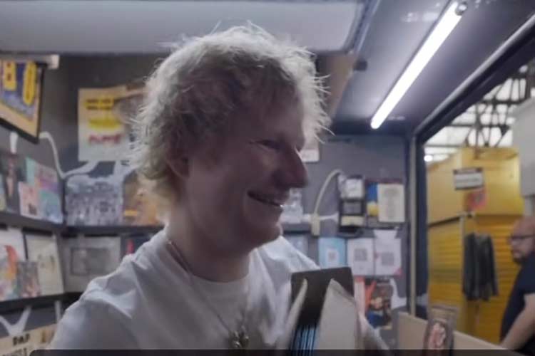 Ed Sheeran mendatangi pasar Santa. (FOTO: Instagram story Ed Sheeran)
