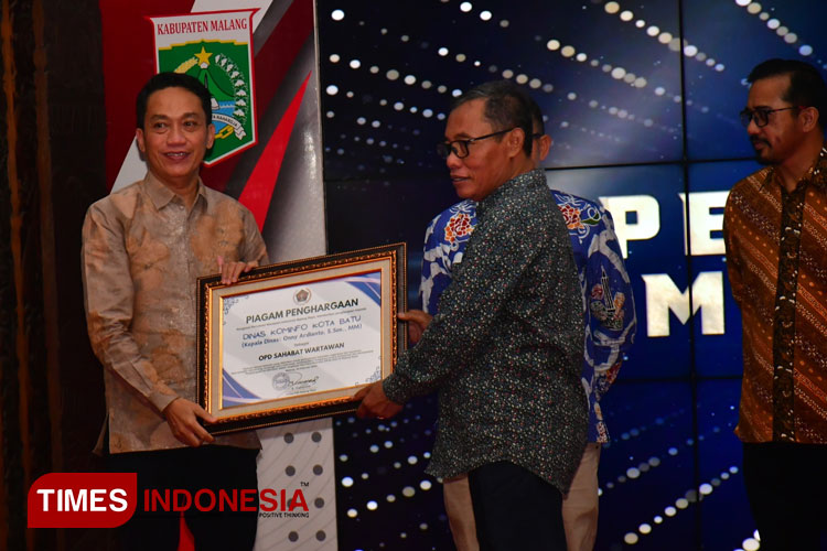 Kepala Diskominfo Kota Batu, Onny Ardianto saat menerima penghargaan dari PWI Malang Raya di Pendopo Kabupaten Malang pada Kamis (29/2/2024) malam (Foto: Muhammad Dhani/TIMES Indonesia)
