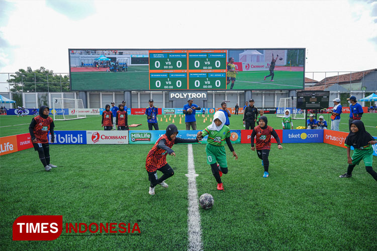 Peningkatan kemampuan dan teknik para siswi SD di MilkLife Soccer Challenge – Kudus Series 1 2024 ini, membawa harapan sepak bola putri bisa semakin berkembang. (FOTO: MilkLife Soccer Challenge for TIMES Indonesia)